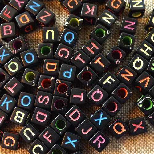 100 perles cubes noirs 6 mm avec lettres multicolores 