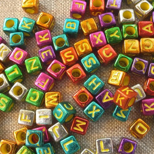 Perles acryliques : 100 cubes multicolores avec lettres jaunes 6mm