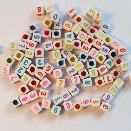 100 perles acryliques cubes blancs avec chiffres multicolores 6mm 