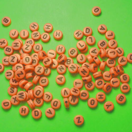 100 perles rondes couleurs corail avec lettres noires 7mm