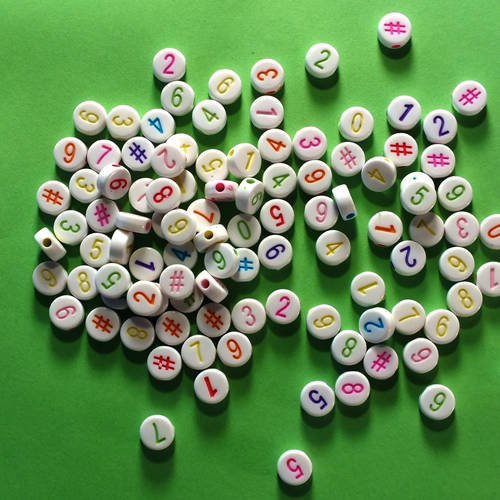 Perles acryliques : 100 rondes blanches avec chiffres et signes dièses couleurs 7mm