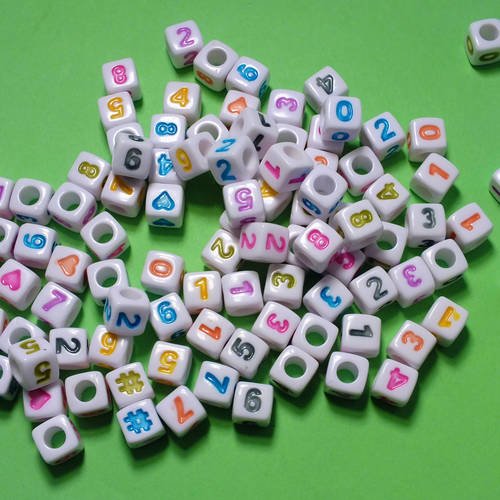 100 perles acryliques cubes blancs avec chiffres multicolores 6mm 