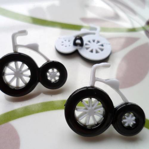 Lot 6 boutons : tricycle blanc/noir 27mm 