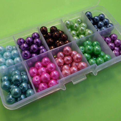 Boite à compartiments avec 200 perles verre 8mm -10 couleurs differentes (09)
