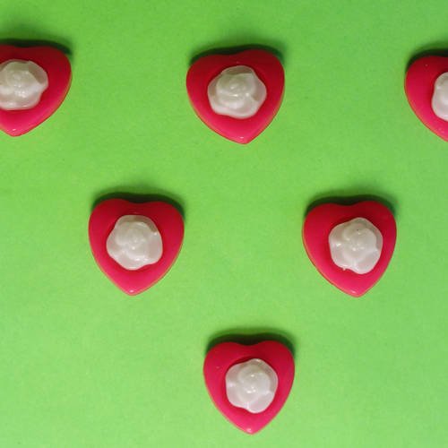 Lot 6 boutons : coeur rose foncé + rose blanche 14mm