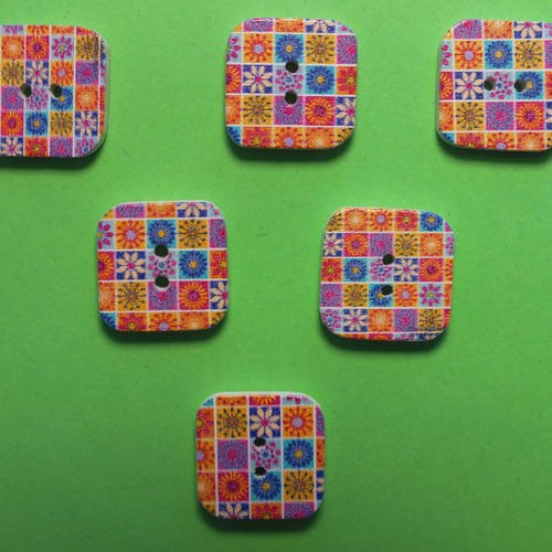 Lot 6 boutons bois : carré motif fleur 15mm (08)