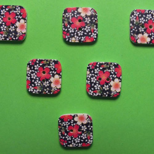 Lot 6 boutons bois : carré motif fleur 15mm (07)