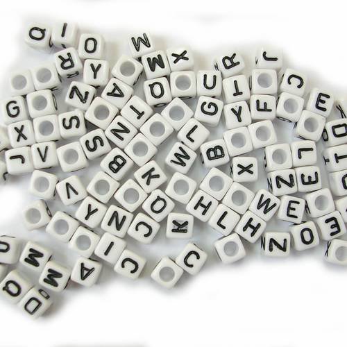 Perles acryliques : 100 cubes blancs avec lettres noires 6mm
