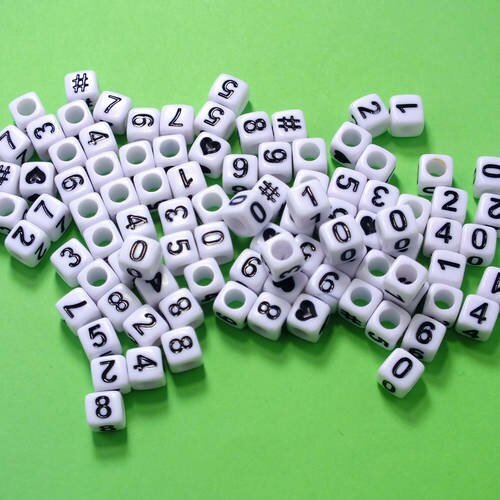 Perles acryliques : 100 cubes blancs avec chiffres et motifs  noires 7mm