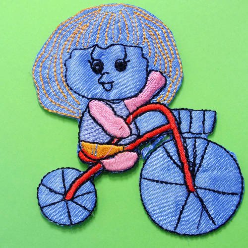 Applique tissu thermocollant : fille sur tricycle bleu 85*70mm 