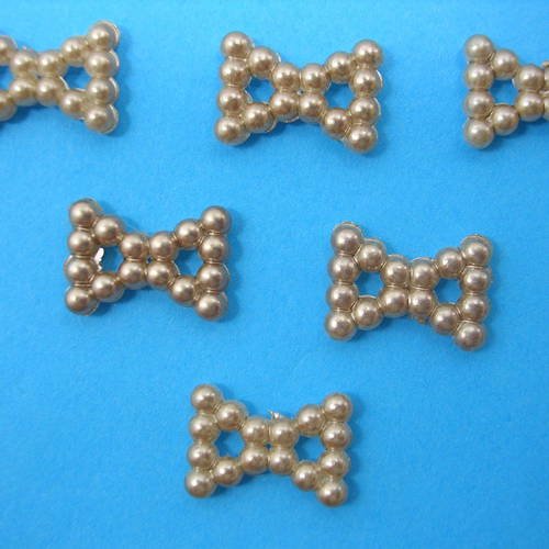 Lot  6 appliques perles plastiques  : noeud papillon beige 16mm 