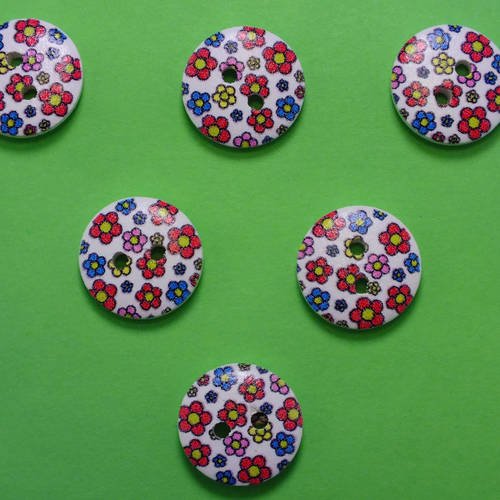 Lot 6 boutons bois : rond motif fleur 15mm (36)
