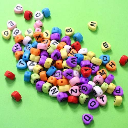Perles acryliques : 100 coeurs multicolores avec lettre noire 7mm