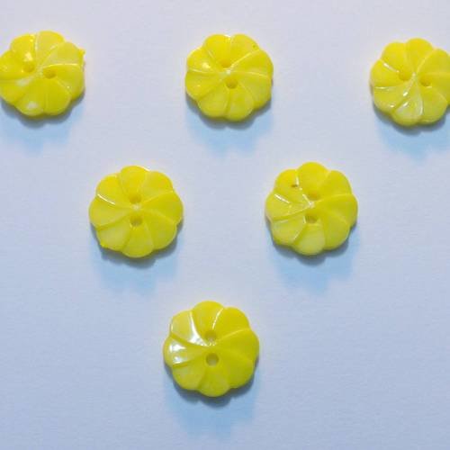 Lot 6 boutons : fleur torsadée jaune clair 13mm 
