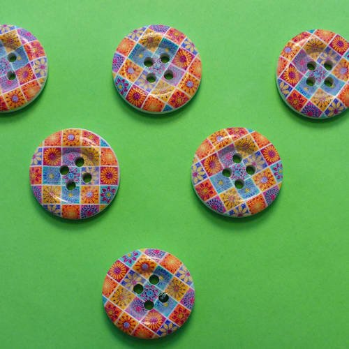 Lot 6 boutons bois : rond motif fleur 18mm (10)