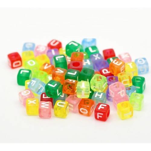 Perles acryliques : 100 cubes multicolores transparents avec lettres blanches 6mm