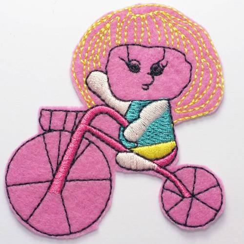 Applique tissu thermocollant : fille sur tricycle rose 80*65mm 