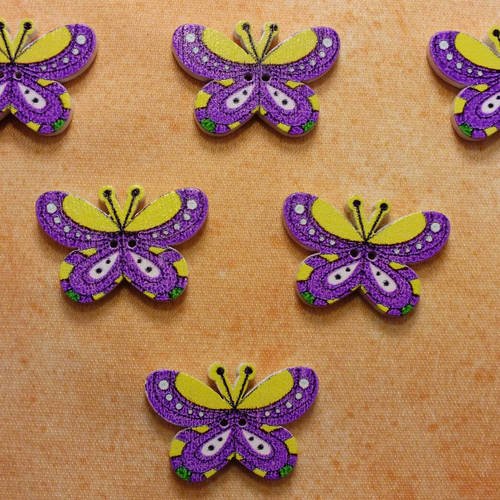 Lot 6 boutons bois : papillon violet/jaune 24mm 