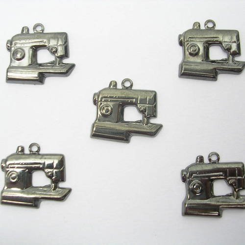Lot  5 charms metals noirs  : machine a coudre 15 mm 