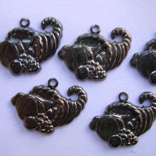 Lot  5 charms metals noirs  : corbeille fruit 20mm 