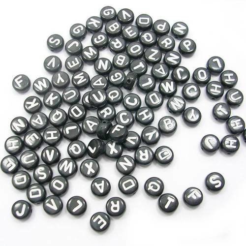 Perles acryliques : 100 rondes noires lettres blanches 7mm