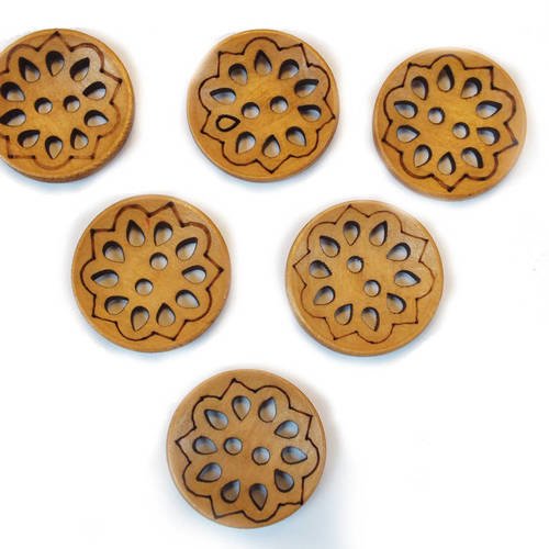 Lot 6 boutons bois : rond marron motif fleur ajourée 23mm 