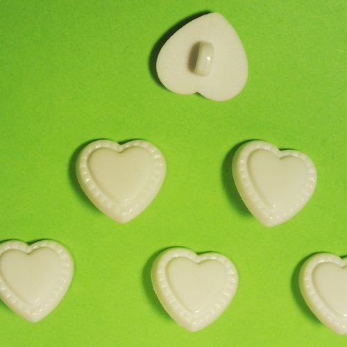 Lot 6 boutons : coeur blanc fantaisie 15mm