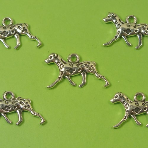 Lot 5 breloques/charms metal argentes : chien dalmatien 24*13 mm.