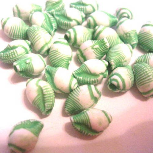 Lot 20 perles acryliques : coquillage vert 8mm