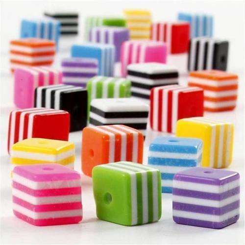 Lot 24 perles acryliques : cubes multicolores 8mm