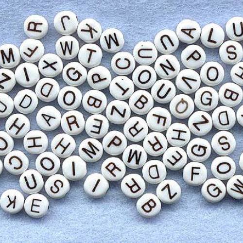 Perles acryliques : 100 rondes blanches lettres noires 7mm