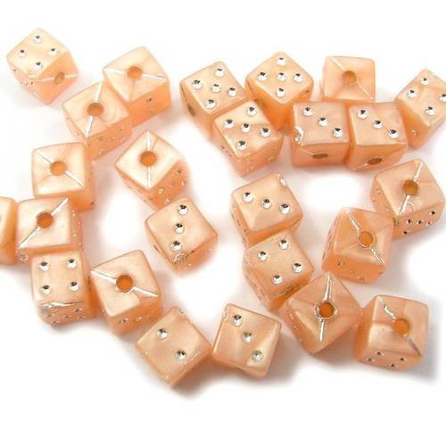 Lot 25 perles acryliques : dés à jouer couleur saumon 6mm