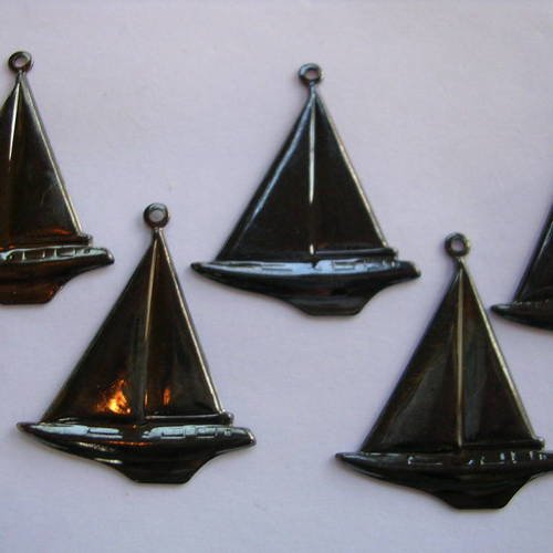 Lot  5 charms metals noirs  : voilier 24mm