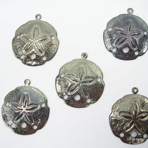 Lot  5 charms metals  noirs  : coquillage 26mm 