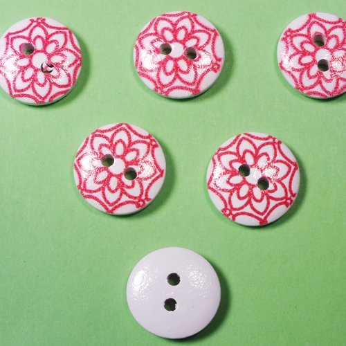 Lot 6 boutons bois : rond motif fleur 15mm (77)