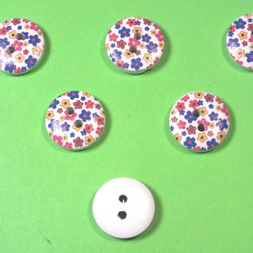 Lot 6 boutons bois : rond motif fleur 15mm (83)