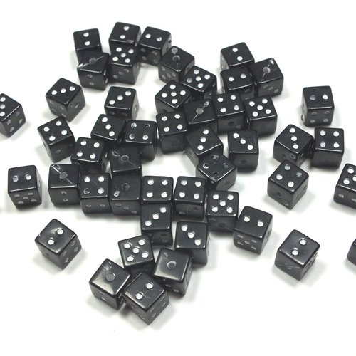 Lot 50 perles acryliques : dés noirs 7mm (04)
