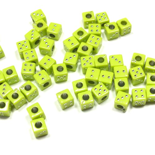 Lot 50 perles acryliques : dés verts clairs 6mm (03)
