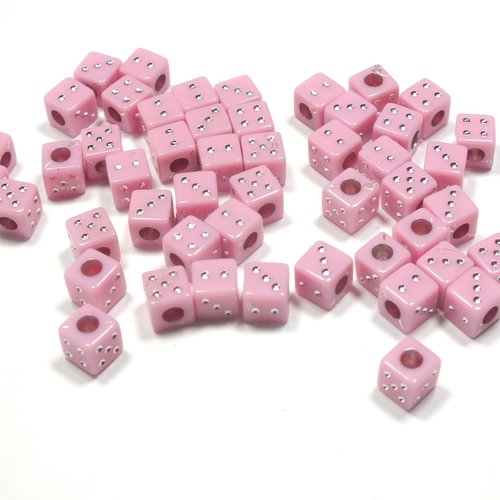 Lot 50 perles acryliques : dés roses clairs 6mm (03)