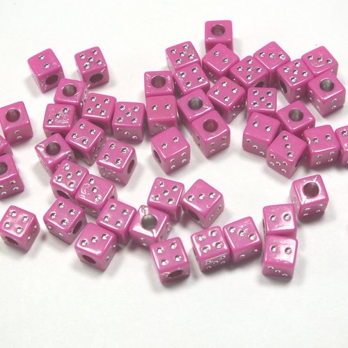 Lot 50 perles acryliques : dés roses 6mm (03)