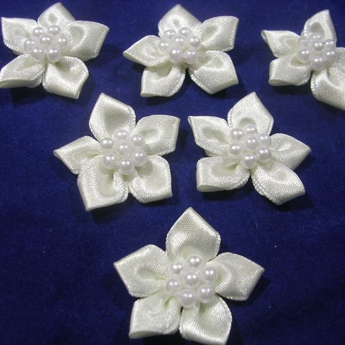 Lot 6 appliques tissus  : fleur blanche avec perles 25mm (03)