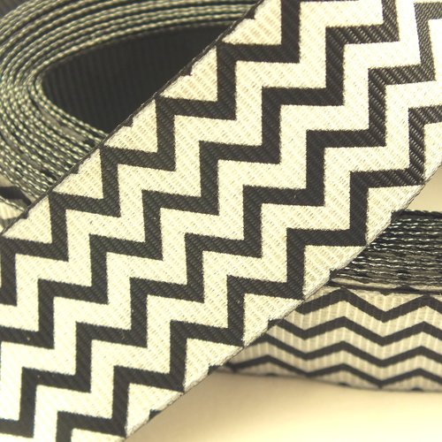Ruban polyester : noir/blanc zigzag largeur 25mm longueur (06)
