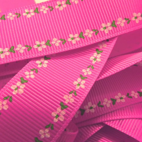 Ruban polyester : rose fonçé motif fleur largeur 26mm longueur 100cm (07)