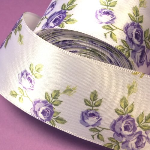 Ruban satin : blanc motif  rose violette largeur 40mm longueur 100cm