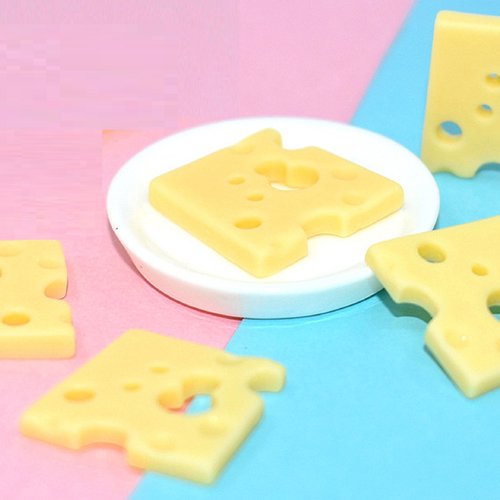 Miniature resine : lot de 5 part de fromage 2*2cm (01)