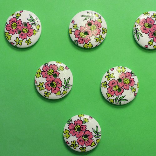 Lot 6 boutons bois : rond motif fleur 13mm (02)