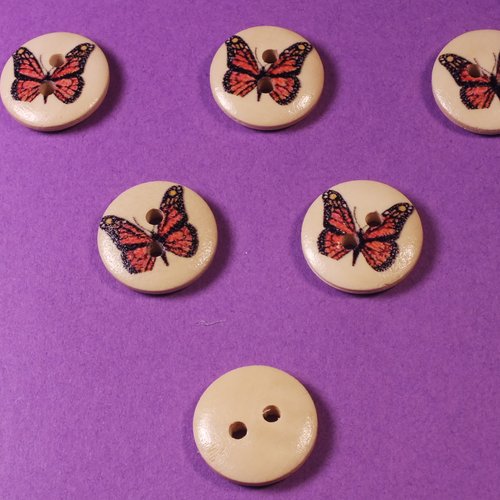 Lot 6 boutons bois : rond motif papillon 15mm (07)