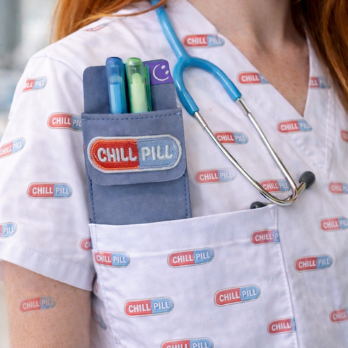 Organisateur de poche en simili cuir bleu – étui de rangement pour sac avec patch brodé chill pill infirmiere