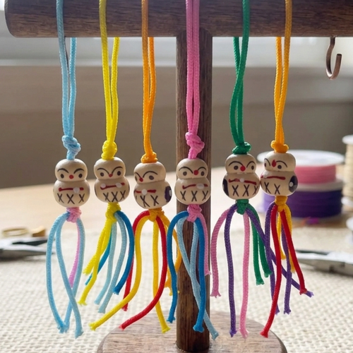Pendentif poupée porte-bonheur en bois –  puce d’amour – bijou de sac ou strap coloré