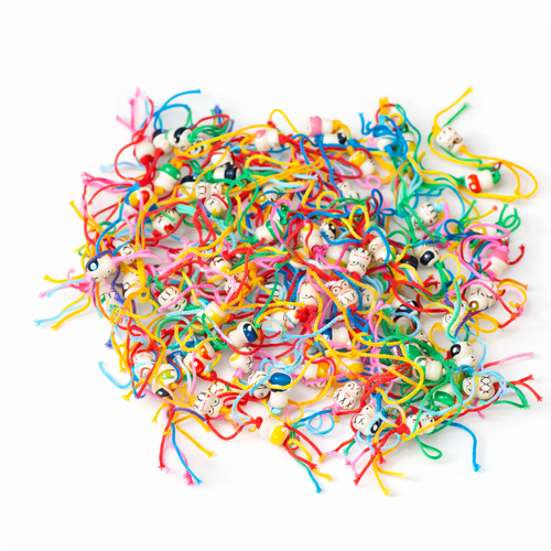 Pendentif poupée porte-bonheur en bois – style puce d’amour – bijou de sac ou strap coloré – création artisanale 2026